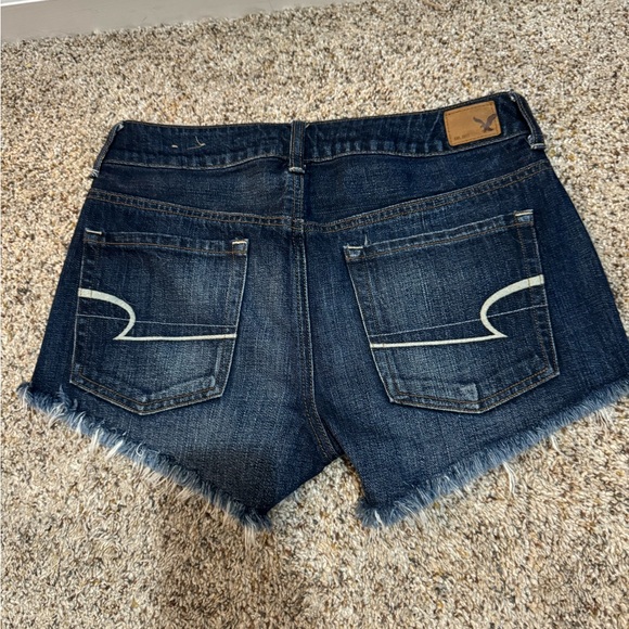 American eagle high rise mom jeans. Size 2 - Picture 3 of 3